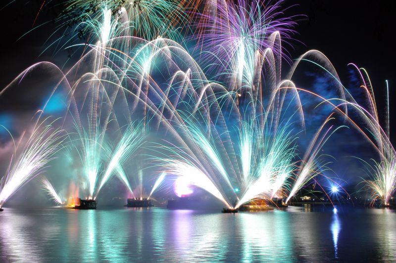 Image: feu-artifice-bleu-sur-eau-4a761c.jpg